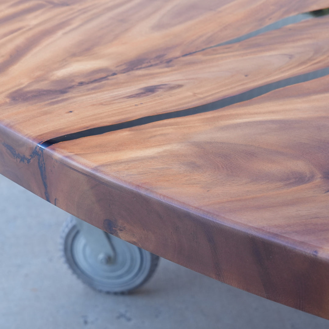Round solid wood and resin dining table with glossy black finish