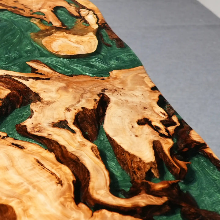 Seawavetable-Close up view of cunninghamia wood grain and glossy jade green epoxy river on extendable table