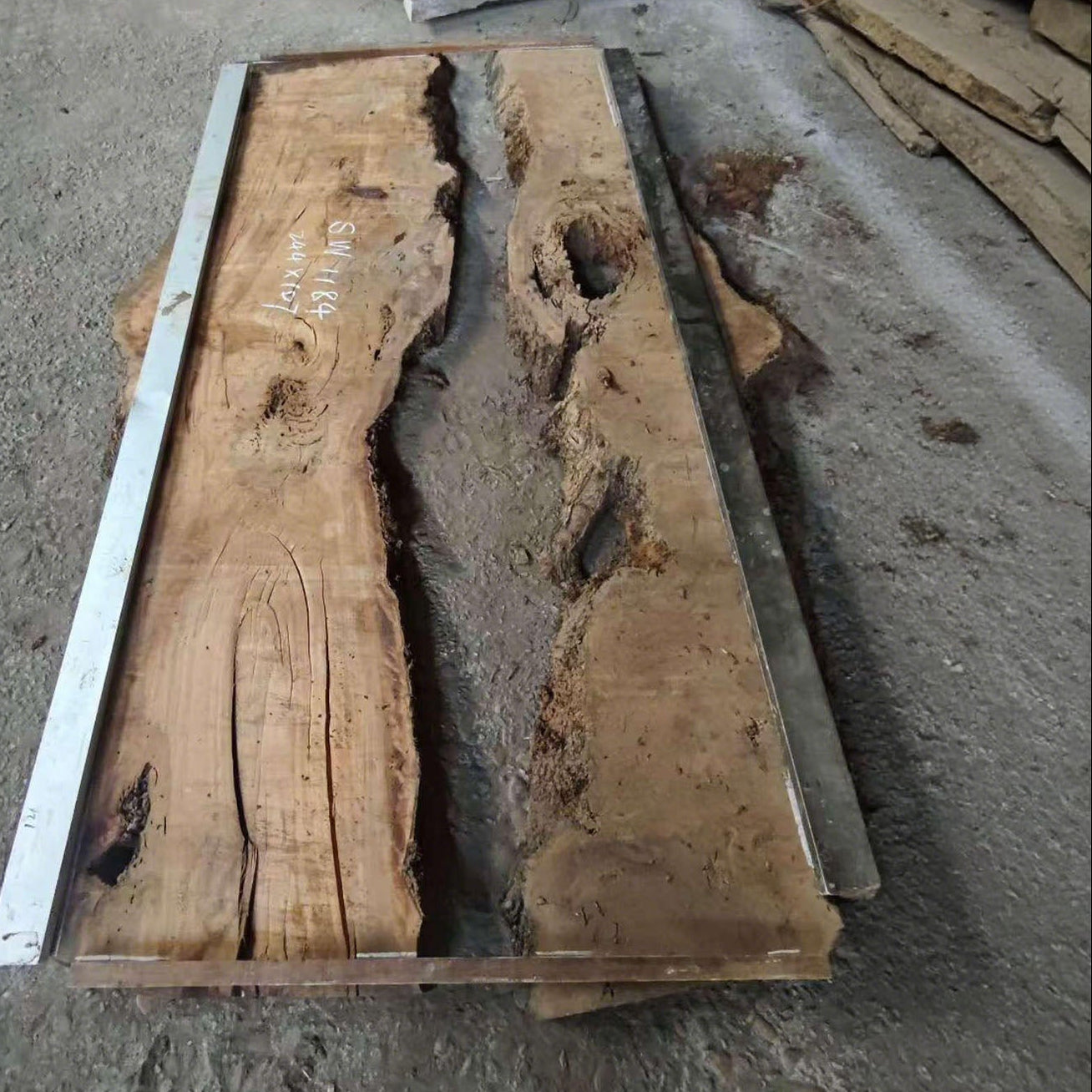 Step 1 – Selecting high-quality olive wood slabs for the CRT-246 blue epoxy river table