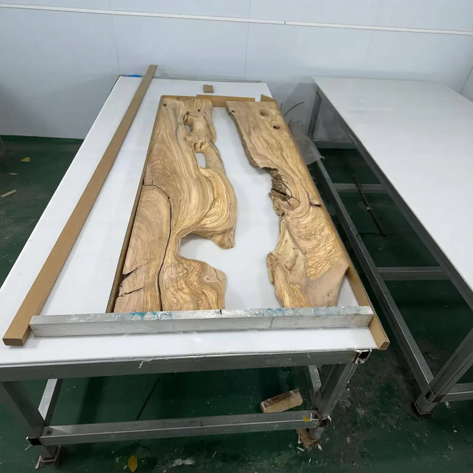 SeawaveTable sanding olive wood slab for handmade epoxy resin coffee table