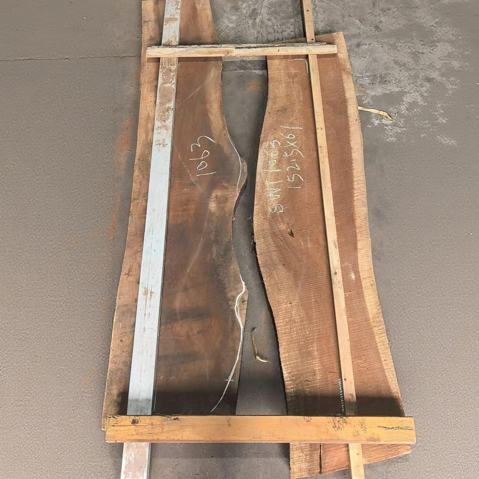 Selecting premium walnut slabs for epoxy river table production